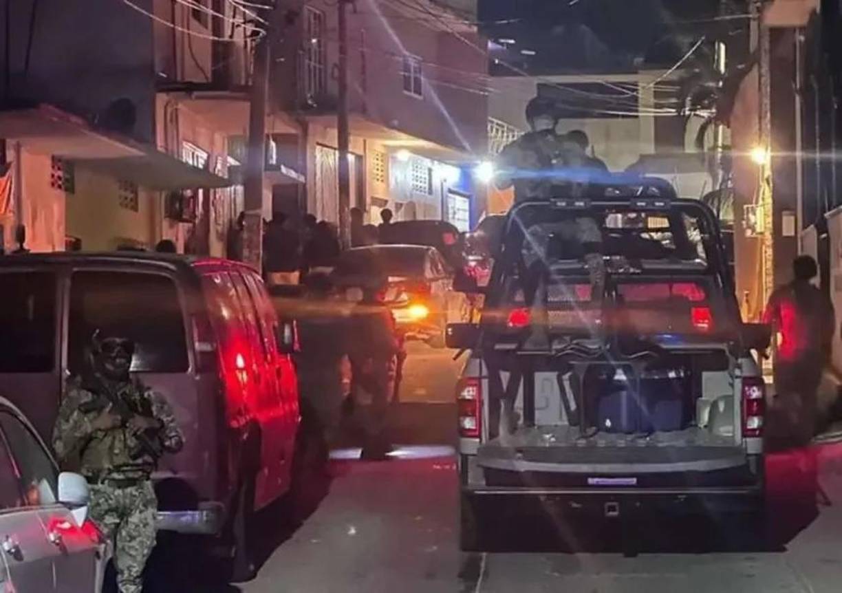 Los cuerpos desmembrados de 11 personas, incluyendo a dos menores y dos mujeres, fueron encontrados en una camioneta abandonada en una carretera que conduce a Acapulco, uno de los principales destinos turísticos de México. 