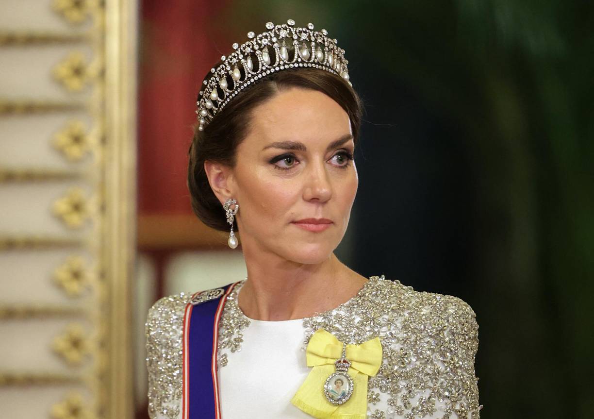 La princesa combinó su elegante atuendo con la tiara Cambridge Lover’s Knot, que fue obsequiada a su difunta suegra por la reina Isabel II como regalo de boda.
