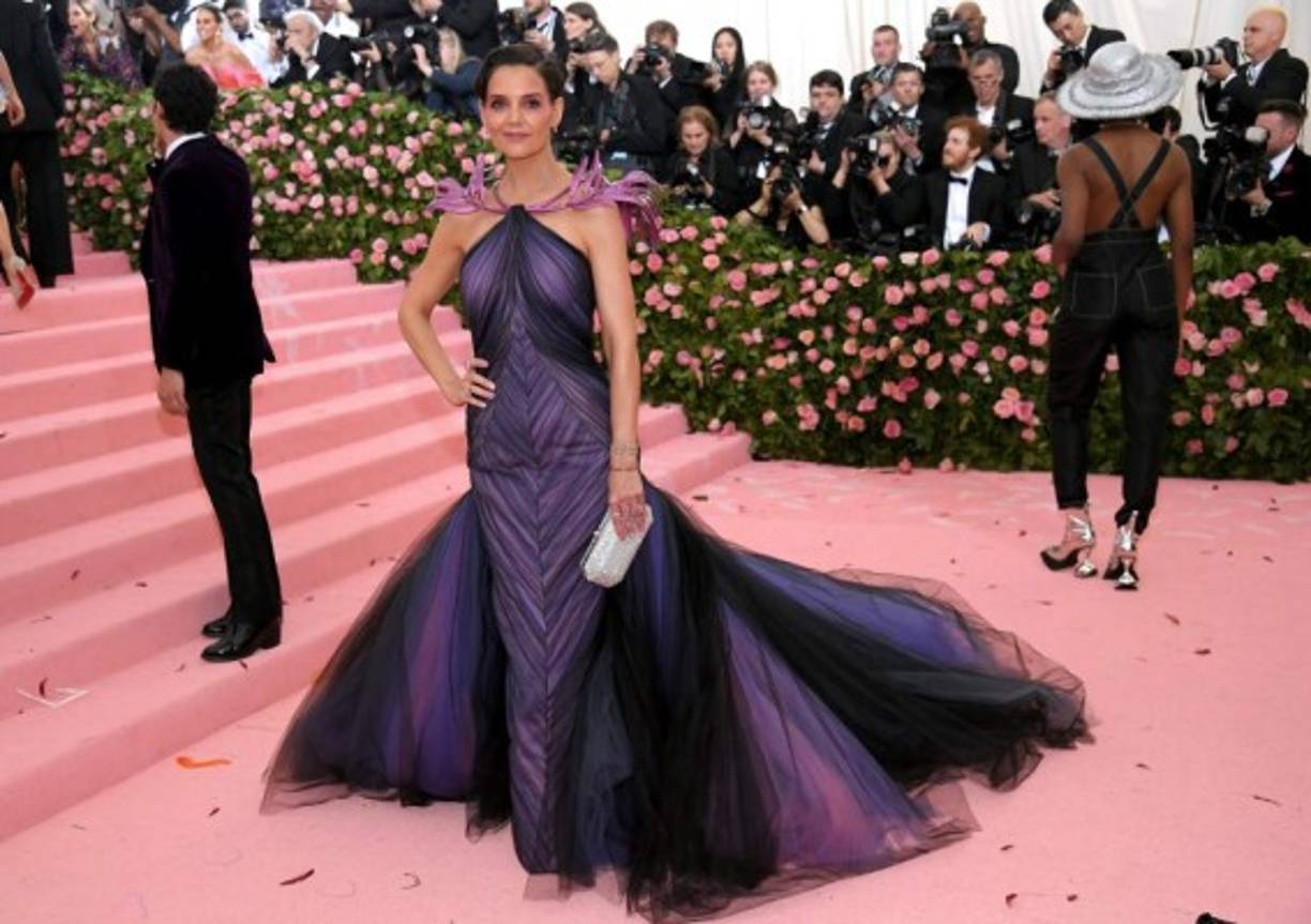 Katie Holmes lució un diseño estilo sirena de Zac Posen. Algunas partes de su vestido fueron impresas en 3D.