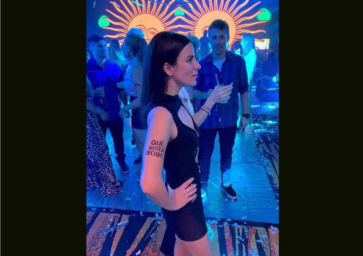 Gimena Accardi, esposa de Nicolás Vázquez, mostró el ‘tatuaje‘ de “Qué mirás bobo” que se hizo.