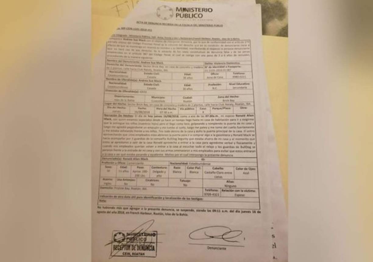 El pasado jueves 16 de agosto de 2018, la ciudadana norteamericana interpuso una denuncia ante las autoridades por violencia doméstica ya que fue víctima de agresión verbal y física por parte de su esposo Ronald Allen Mack (51) con quien estaba separada y este pretendía quitarle a sus dos hijos.
