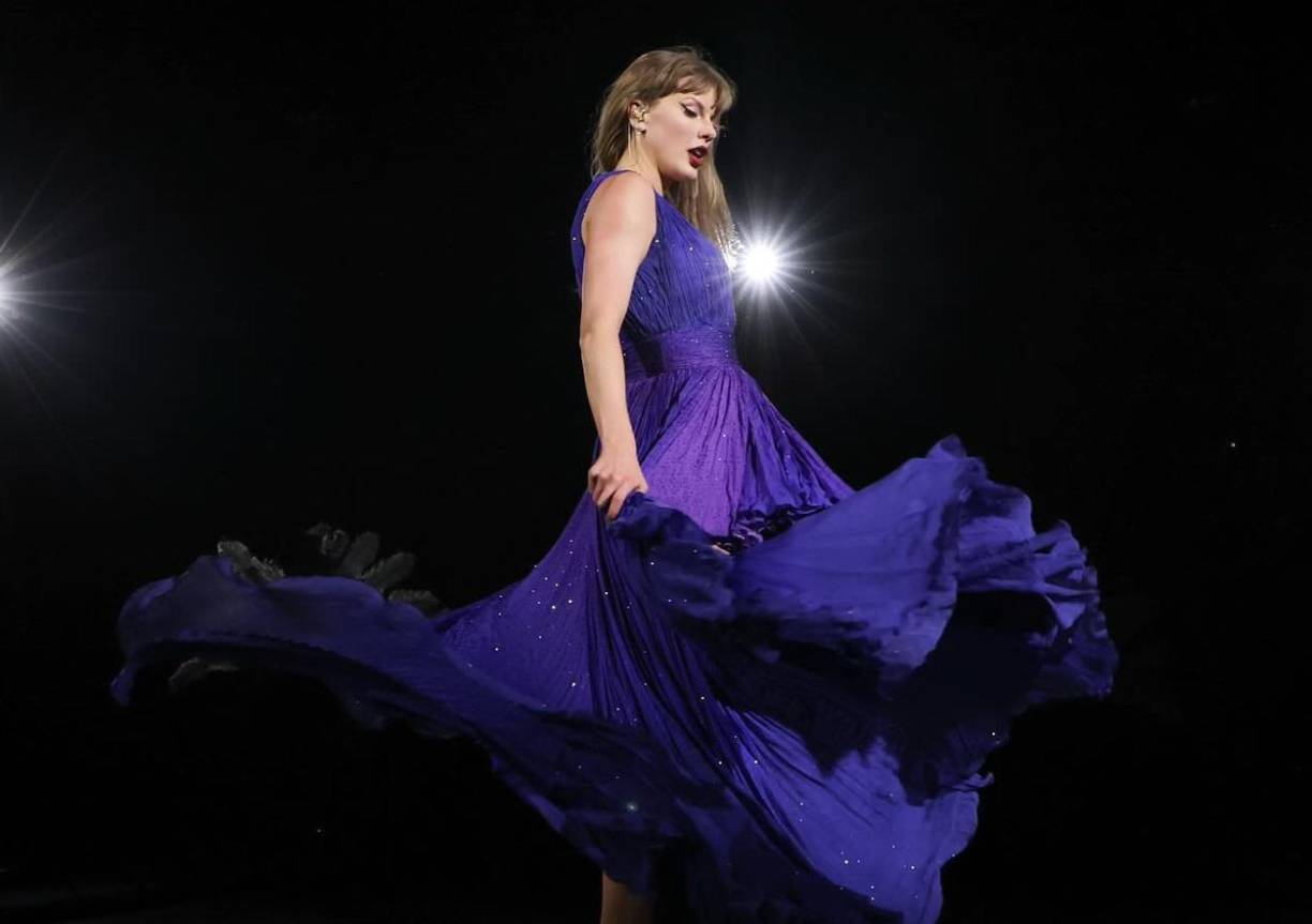 La gira de la cantante de éxitos como ‘Bad Blood’ o ‘Love Story’ superó a la banda Coldplay, cuyos ingresos sobrepasaron los 1.000 millones de dólares el pasado agosto en ventas de entradas de su gira mundial ‘Music of the Spheres’.