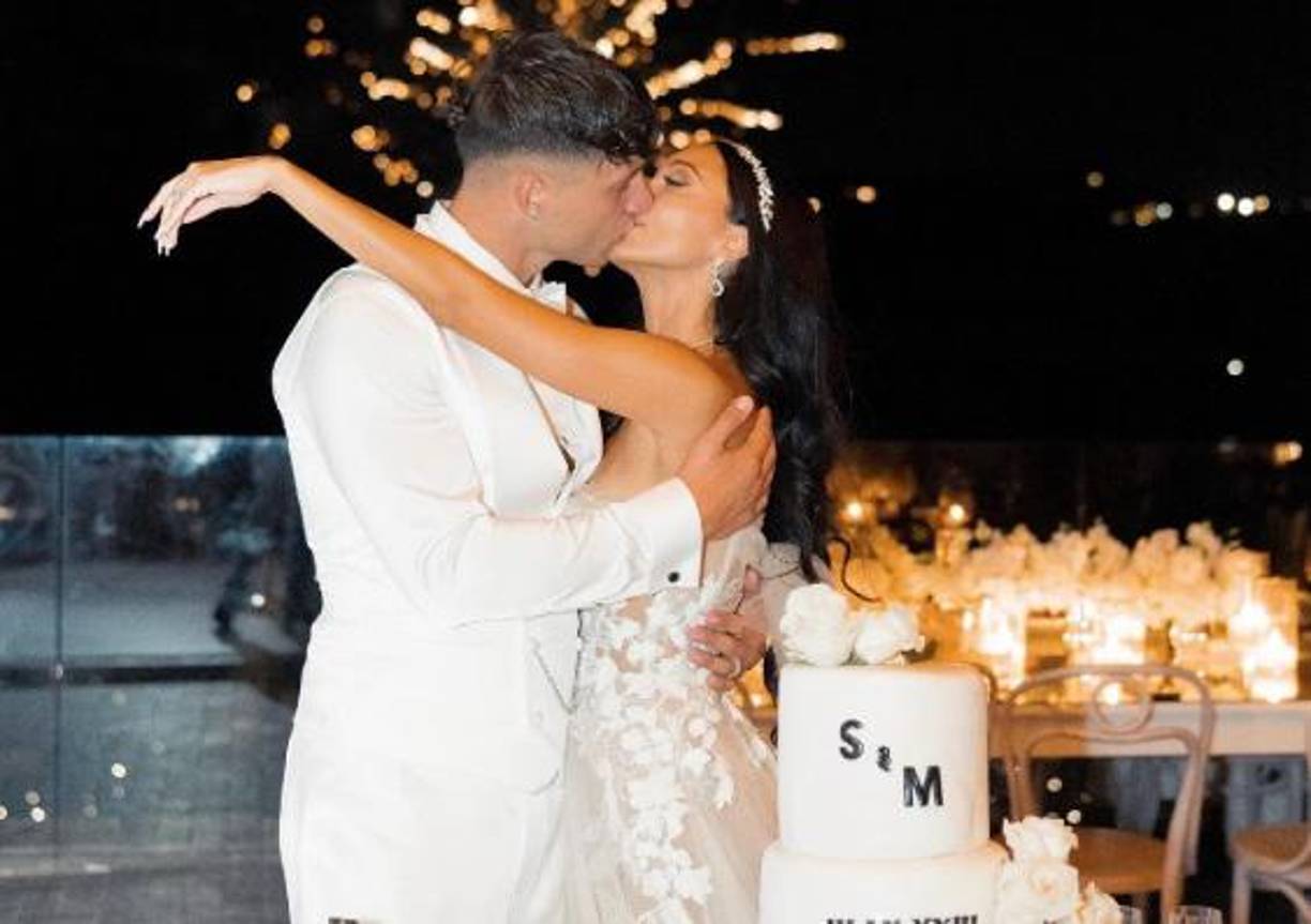 La pareja ha sido sincera sobre su relación en línea, así como sobre las críticas que han recibido de sus seguidores. “Honestamente, no nos afecta porque nos tenemos el uno al otro”, dijo Vas a news.au.com sobre la negatividad que reciben. “Realmente no leo nuestra sección de comentarios, pero si lo hago, realmente me río. Los trolls nos parecen muy entretenidos”.