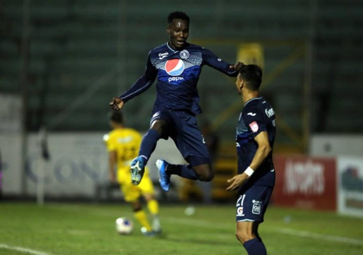 Con mucha euforia celebró Román Rubilio Castillo su gol que le marcó al Real España y que siginificó el triunfo del Motagua.