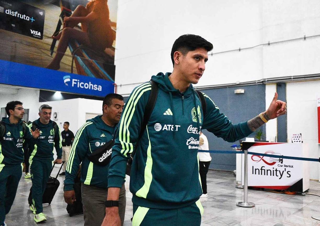 Edson Álvarez, futbolista del West Ham de la Premier League, saludando a las personas a su llegada a la terminal aérea.