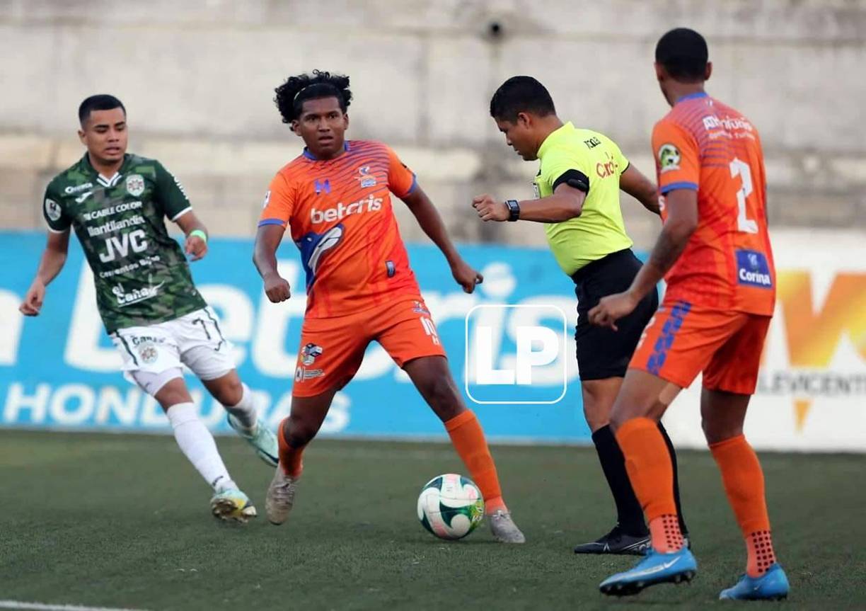 El árbitro Armando Castro en plena acción del partido UPN-Marathón.