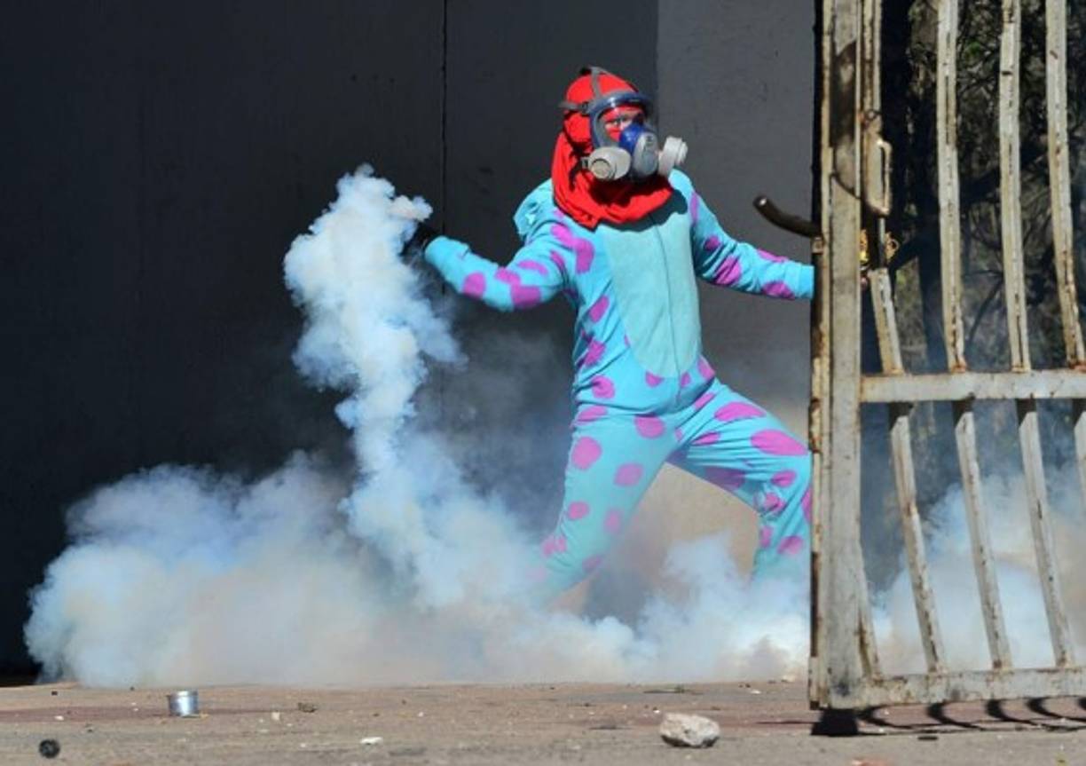 La entrada a la Ciudad Universitaria frente al bulevar Suyapa fue el epicentro del enfrentamiento en el que llovieron piedras y gases lacrimógenos. Un agente de la Policía Nacional resultó herido en el enfrentamiento.