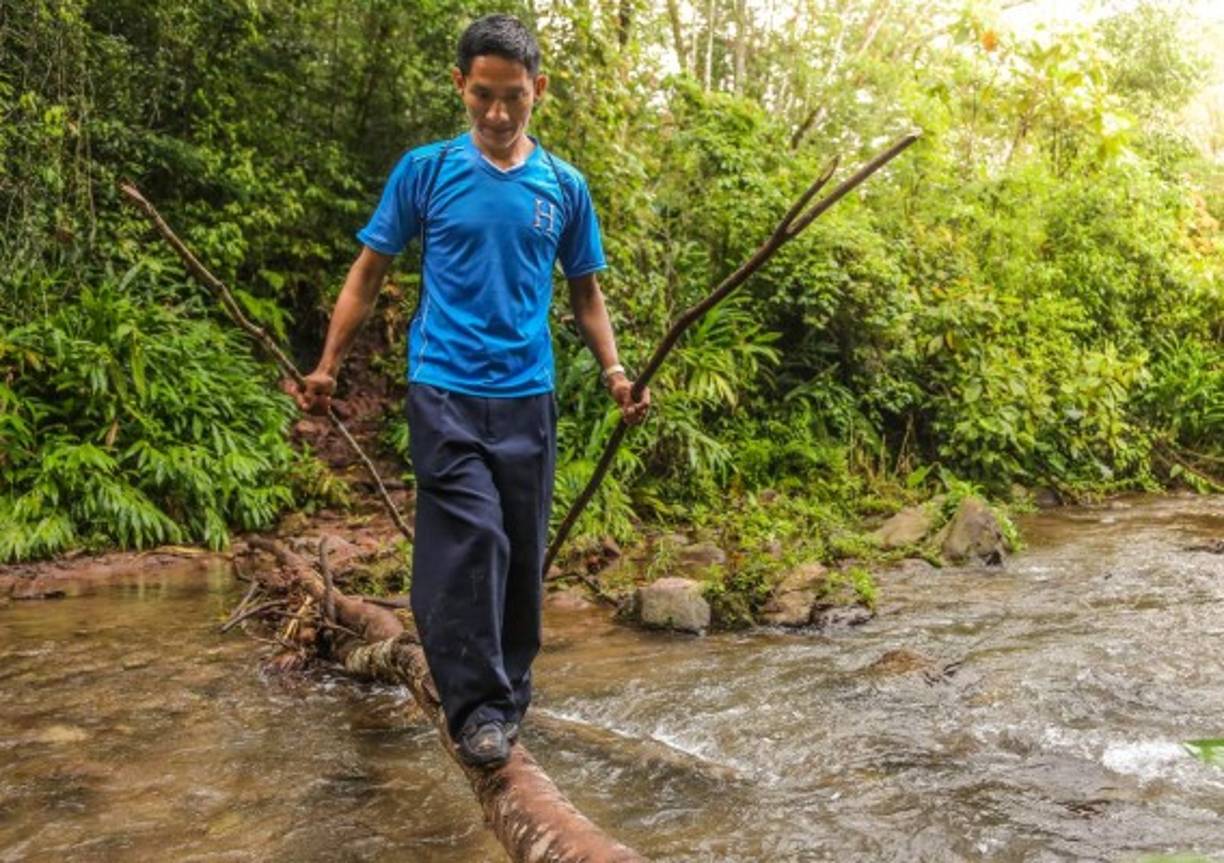 Una de las quebradas que el profesor Aurelio Martínez debe atravesar cada día para impartir clases a sus niños.