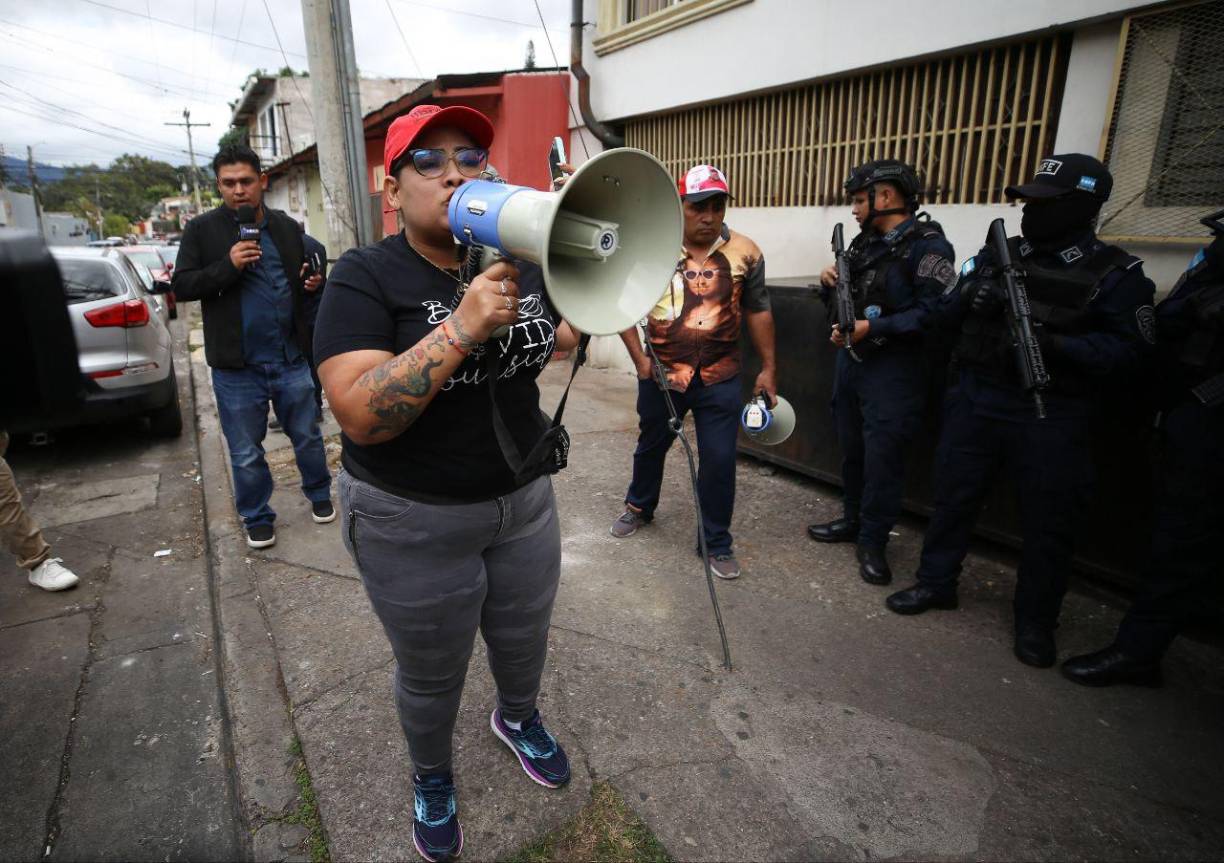 Murillo murió tras recibir “un proyectil de arma de fuego en la cabeza cuando participaba en una manifestación pacífica” en las inmediaciones del aeropuerto Toncontín, de Tegucigalpa, mientras que Zavala sufrió “graves lesiones” a consecuencia de los disparos realizados por soldados hondureños, señaló el Ministerio Público.