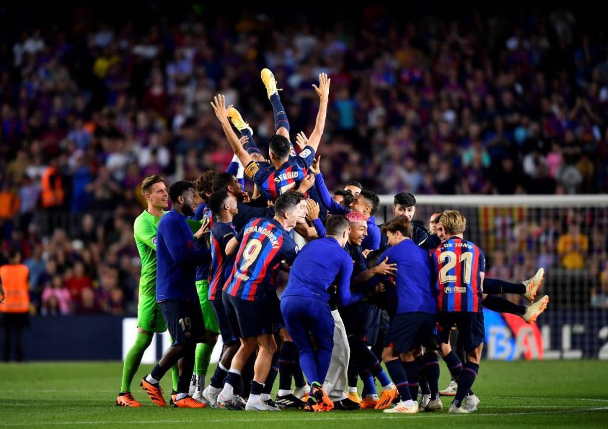 Los jugadores del FC Barcelona alzando a Sergio Busquets.