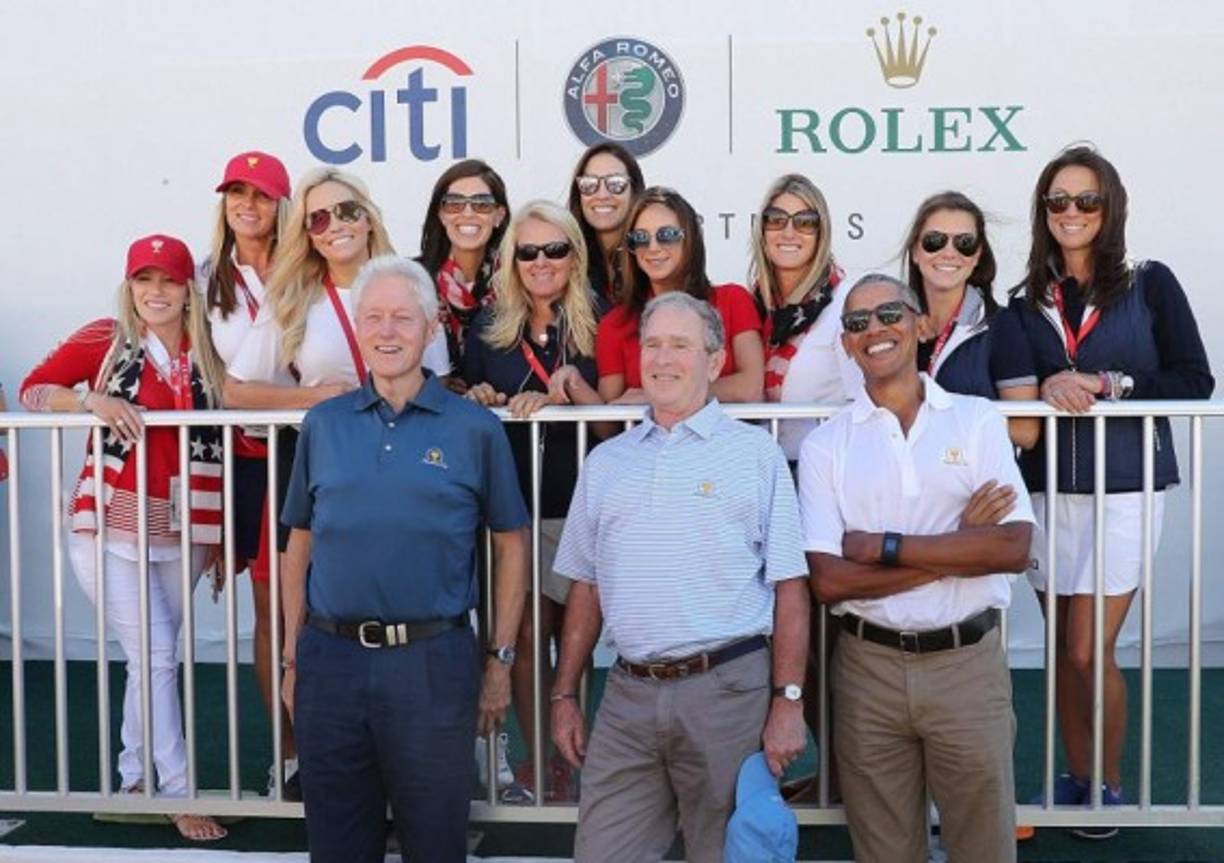 Los exmandatarios posaron alegremente para las cámaras.