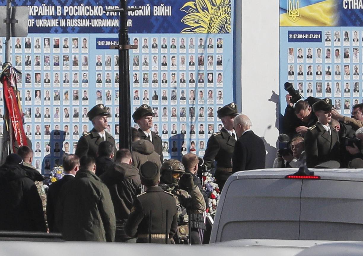 La visita no se dio a conocer hasta que estaba en curso y se había mantenido en secreto por motivos de seguridad. La Casa Blanca reveló hoy que el avión de Biden despegó en la noche del domingo al lunes de la base aérea de Andrews (Maryland), a las afueras de Washington, y llegó a Kiev sobre las 08.00 hora local.