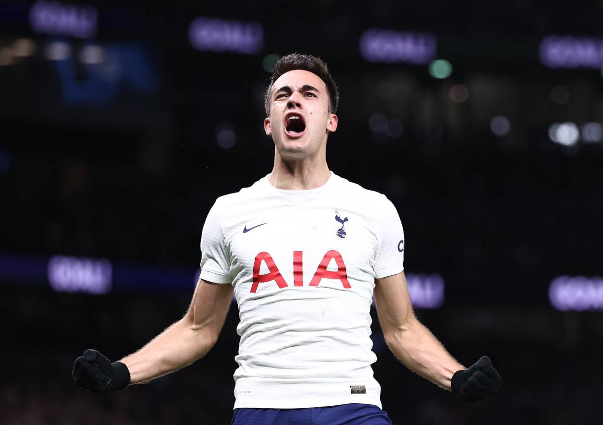El Atlético de Madrid está cerca de reforzarse con Sergio Reguilón, que no cuenta para Antonio Conte en el Tottenham. El exjugador del Real Madrid puede llegar al equipo colchonero para cubrir la baja del brasileño Renan Lodi en el lateral izquierdo. El español no ha jugado ningún minuto en la actual campaña con los Spurs. Fabrizio Romano explica que se podría dar un efecto dominó la próxima semana porque muchos clubes buscan laterales izquierdos.