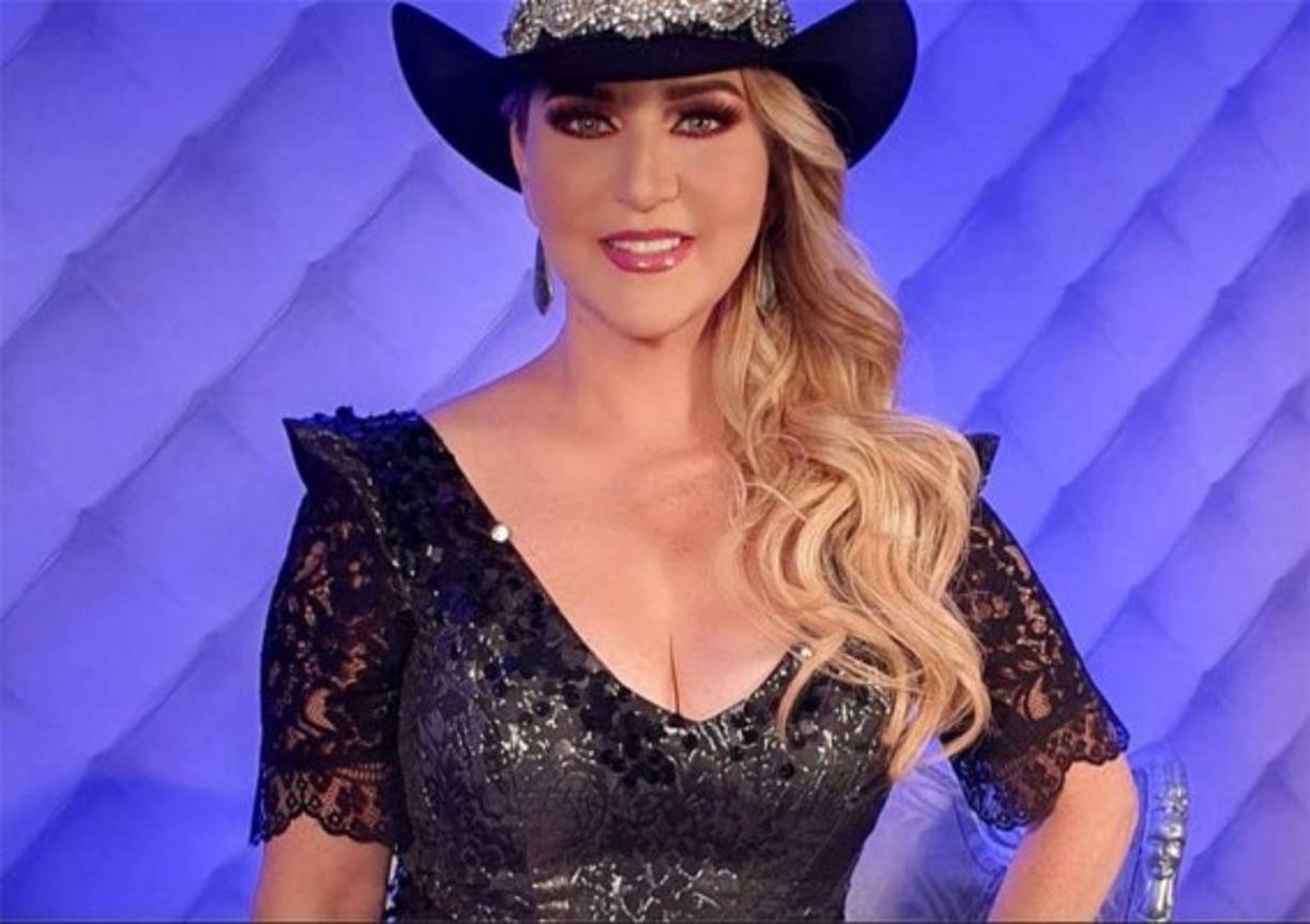 La cantante mexicana Alicia Villarreal provocó euforia entre sus fans tras colgar una foto en sus redes sociales, en la que se mostró completamente al natural en la playa.