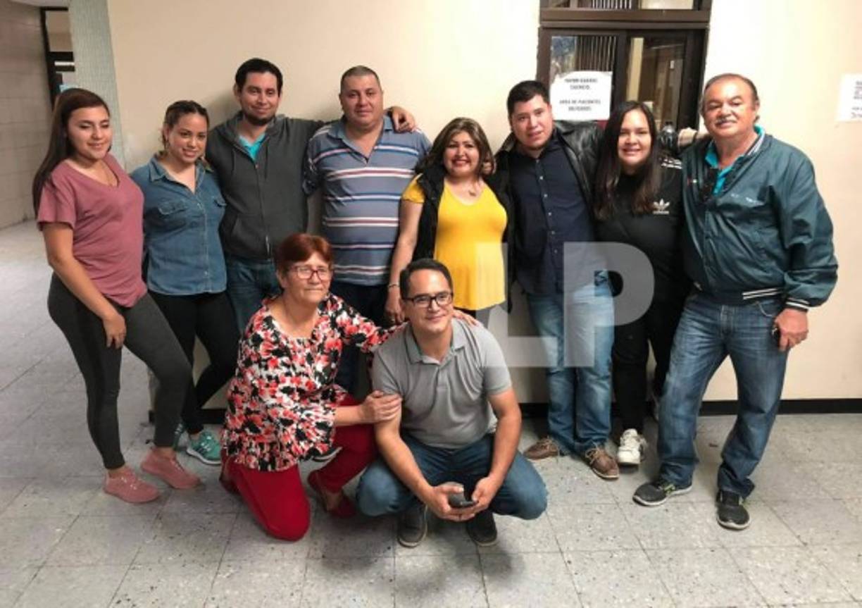 Parte de la familia de Chelato Uclés que han estado en el IHSS capitalino.