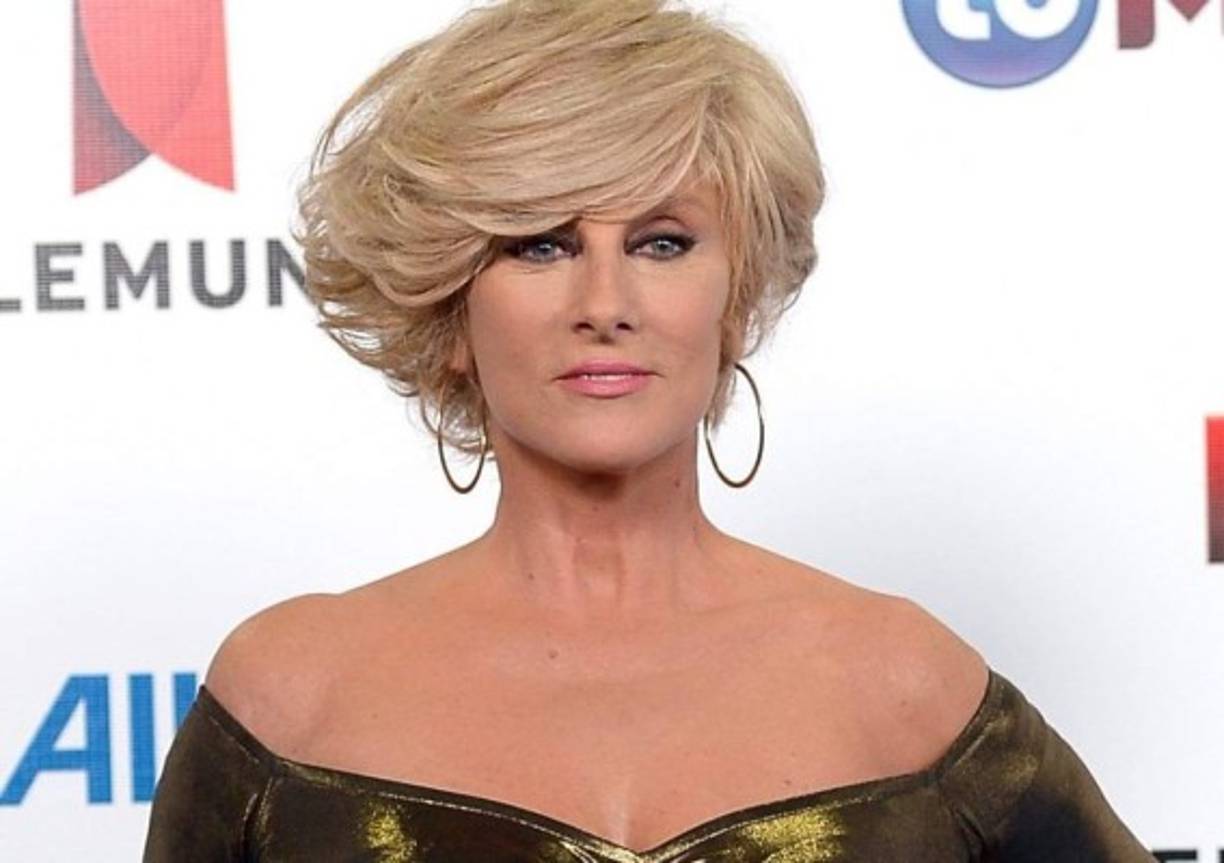 Christian Bach - Febrero 25 de 2019<br/>Edad: 59 años<br/>Causas de muerte: Paro respiratorio<br/><br/><a href='https://www.laprensa.hn/fotogalerias/farandula/1263407-411/christian-bach-asu-fue-vida-actriz-argentina-que-conquisto-a-mexico' style='color:red;text-decoration:underline' target='_blank'>La actriz argentina </a>, que alcanzó la fama actuando en telenovelas mexicanas como 'El amor tiene cara de mujer' y 'Los ricos también lloran', murió de un paro respiratorio, según informaron medios mexicanos, sin embargo, se especula que un cáncer de huesos habría sido el detonante de su muerte.<br/><br/>Ni su viudo, Humberto Zurita, o sus hijos, Sebastián y Emiliano Zurita, han querido dar detalles de la circunstancias en la muerte de la querida villana.