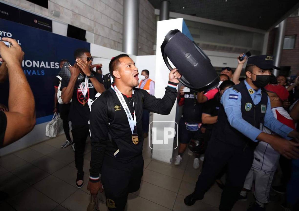 Germán ‘Patón‘ Mejía puso el ambiente en la llegada del Olimpia y se robó el show con un parlante con música a todo volumen.