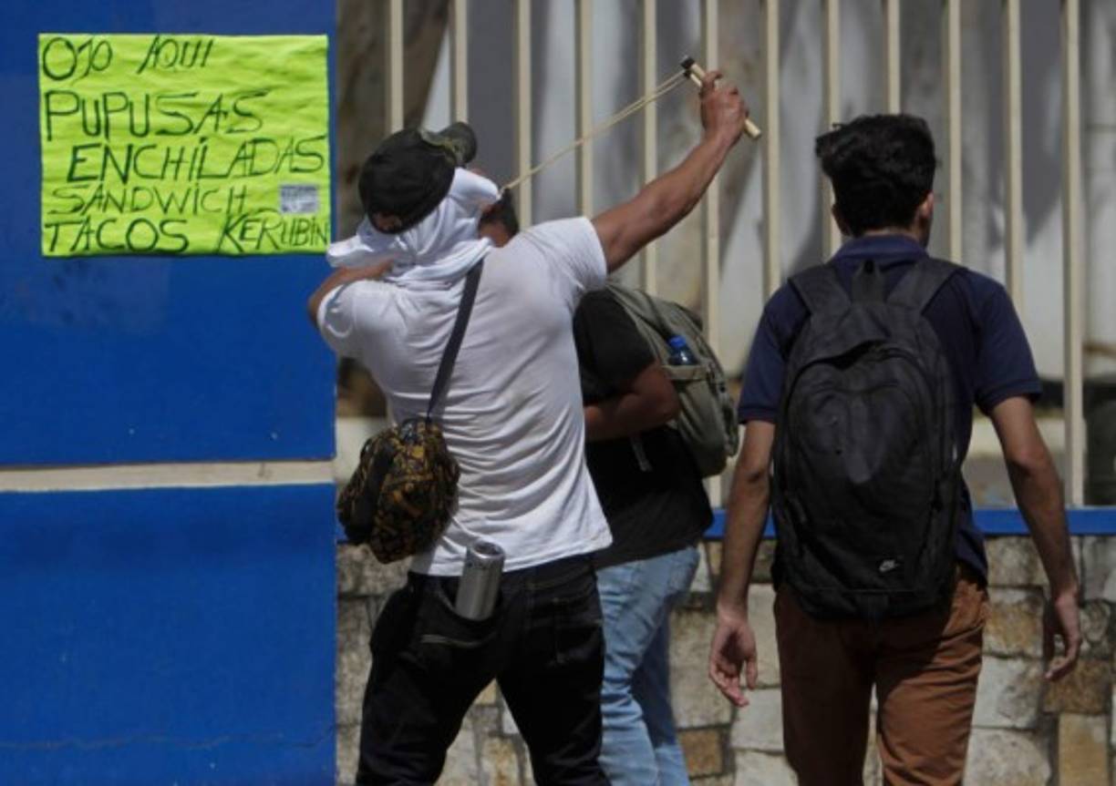 Los que no tenían el brazo para lanzar piedras, hicieron uso de una honda.