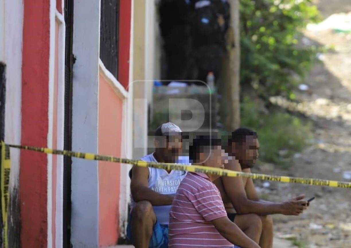 Amigos que estaban en la celebración intentaron reanimar a los que habían recibido varios impactos de bala, pero estaban sin signos vitales. Fotografía: La Prensa. 