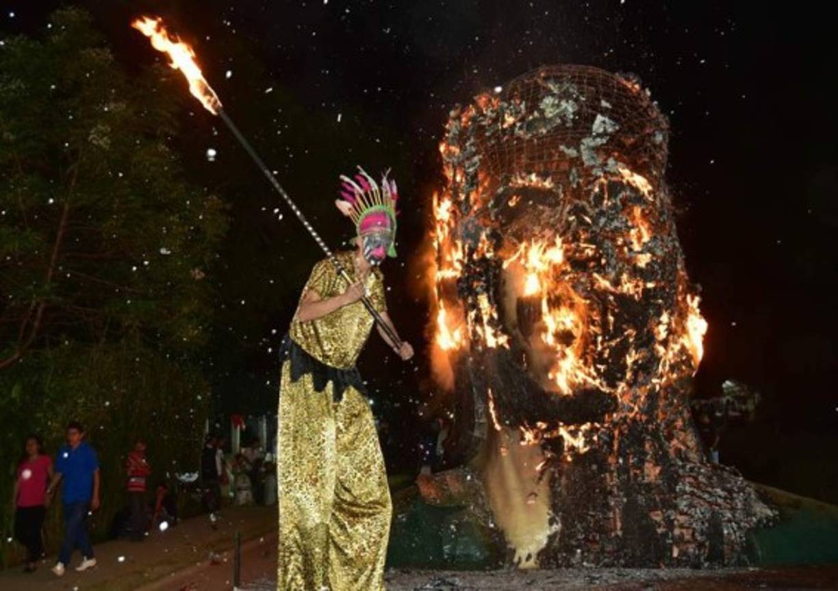 Gabriel Díaz, uno de los 'chimeneros', participa en el evento folclórico llamado “Paseo Real de las Chimeneas Gigantes” anoche, en el municipio de Trinidad, Santa Bárbara (Honduras).