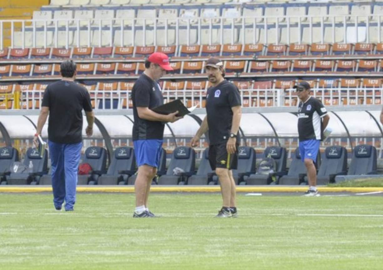 Pedro Troglio conversó por varios minutos con Marcelo Emanueles.