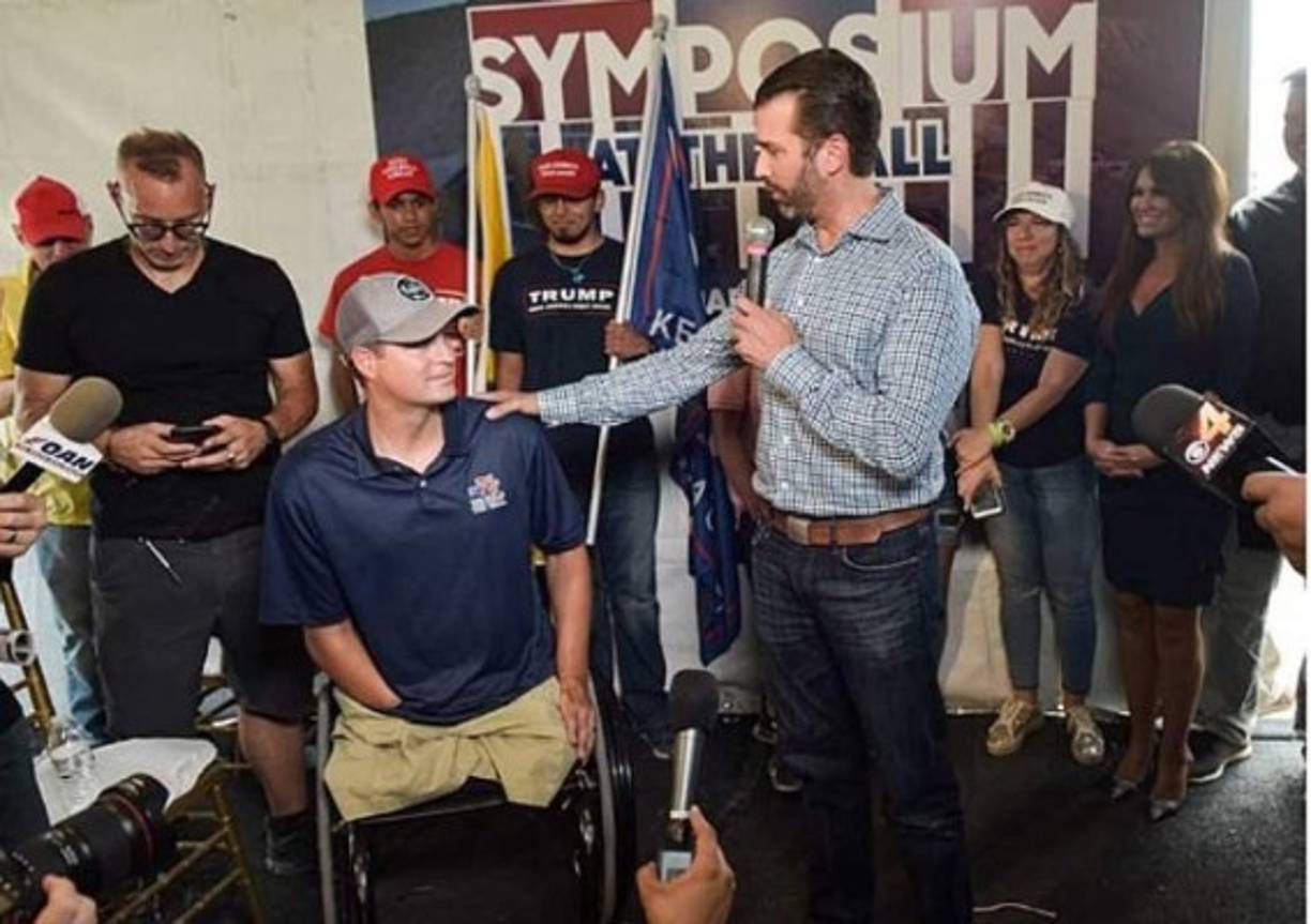 La vida de este héroe de guerra, que perdió sus dos piernas, antebrazo y mano derecha tras un ataque con un misil en 2004 en Irak, cambió de la noche a la mañana luego de que se viralizara su campaña para que el 'pueblo estadounidense' construyera el muro con sus propios fondos.