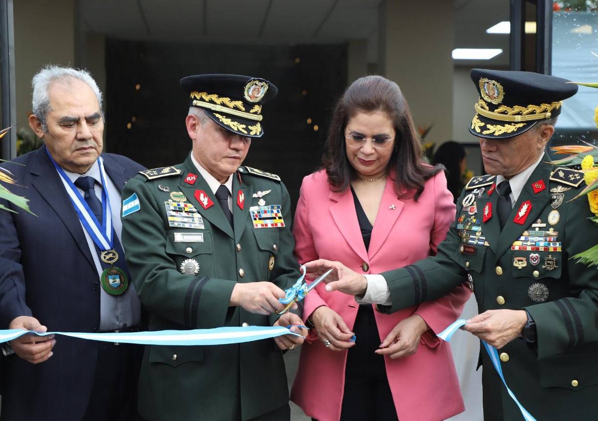 Asimismo, reiteró que las Fuerzas Armadas “permanecen subordinadas a la Constitución de la República y su principal deber es la defensa nacional”. 