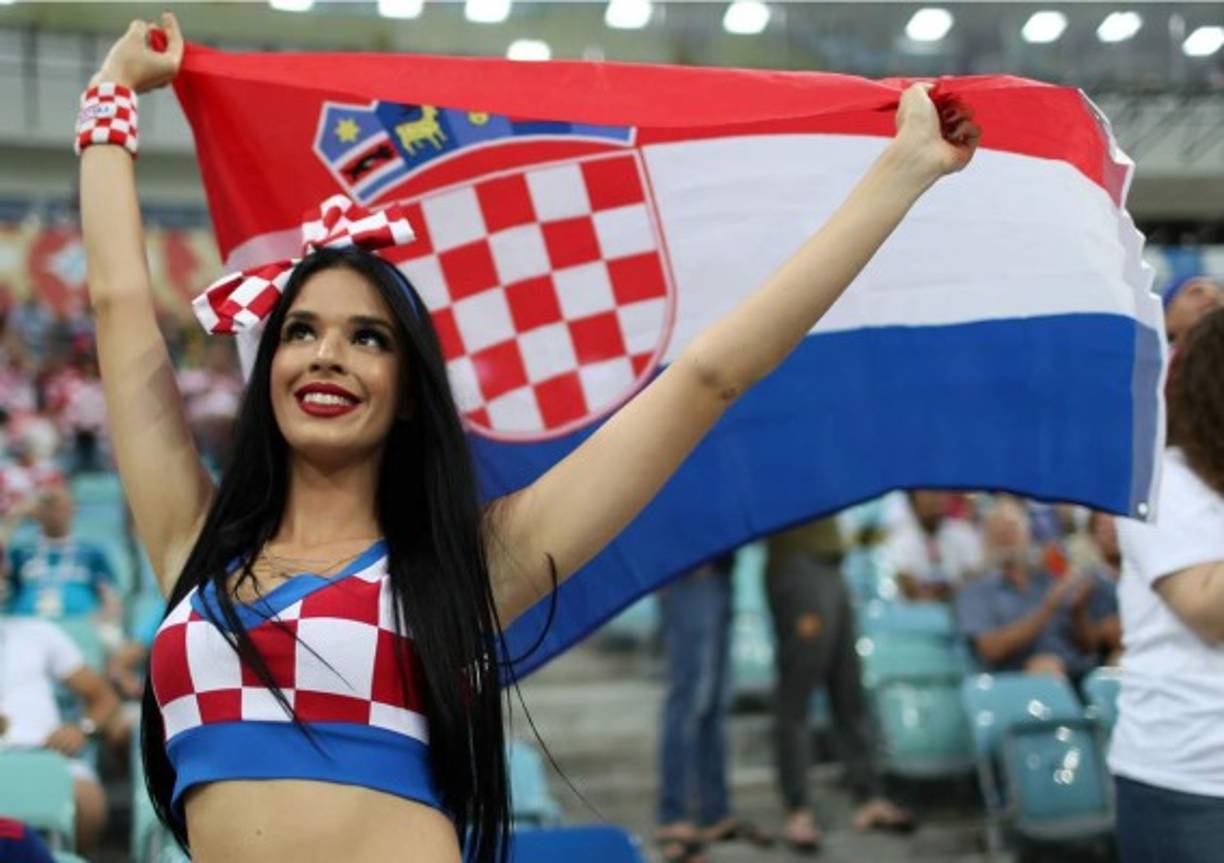 Esta bella aficionada de Croacia roba miradas en el estadio Olímpico de Sochi.