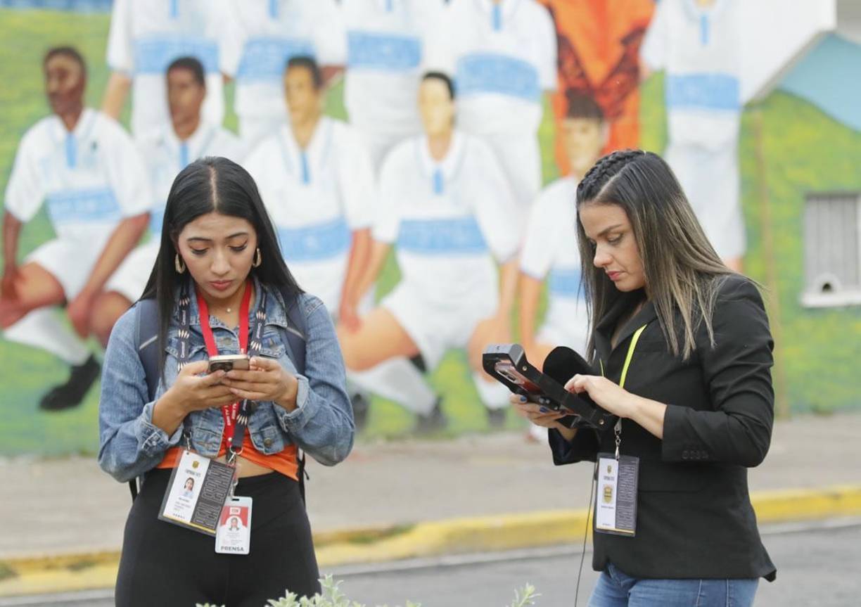 Las periodistas que cubrieron el ambiente previo del partido.