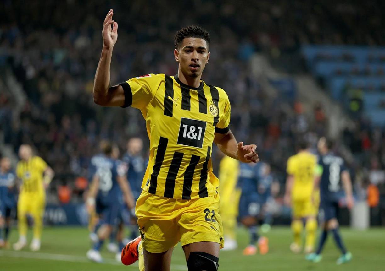 El director deportivo del Borussia Dortmund, Sebastian Kehl, habló sobre en The Athletic sobre el futuro de Jude Bellingham y anunció que “por supuesto que hay rumores, pero no hay nada sobre la mesa”. Confirma que no hay ninguna oferta por el centrocampista inglés para el cierre de la operación y la confirmación oficial habrá que esperar, eso sí, a que finalice la Bundesliga, campeonato que el Borussia puede ganar diez años después.