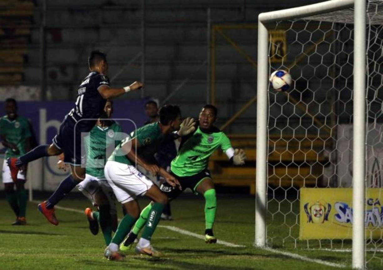 El momento del remate de cabeza del paraguayo Roberto Moreira para el primer gol del Motagua.