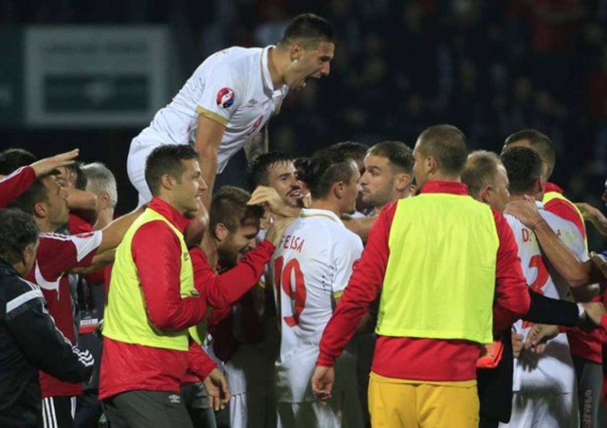 Serbia: Los serbios en el grupo D son líderes y jugarían el Mundial , aunque tienen 12 puntos misma cantidad que los irlandeses en un grupo apretado. Aquí no hay nada decidido. La sorpresa es que Gales con Bale es tercero con 8 unidades y están hasta fuera de repechaje por ahora.