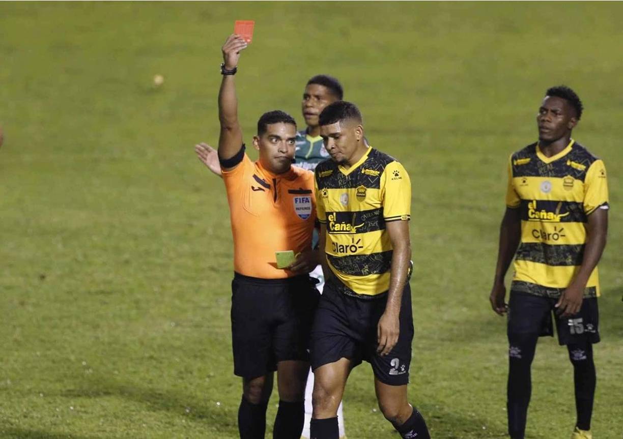 El árbitro Jefferson Escocbar expulsó a Getsel Montes tras cometer el penal. El defensa central ya tenía tarjeta amarilla.