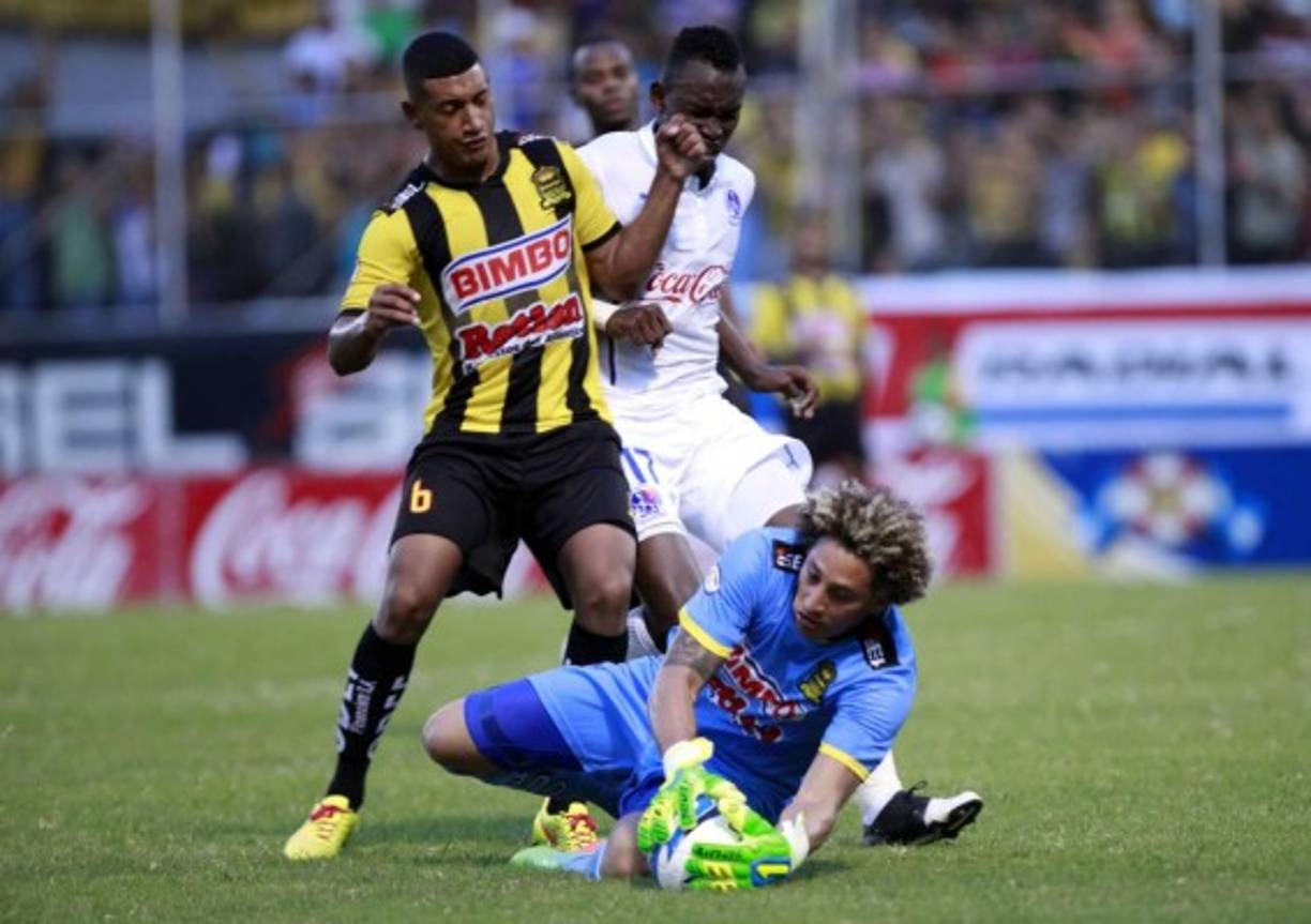 El portero españolista Kevin Hernández se queda con el balón ante el acecho de Alberth Elis.