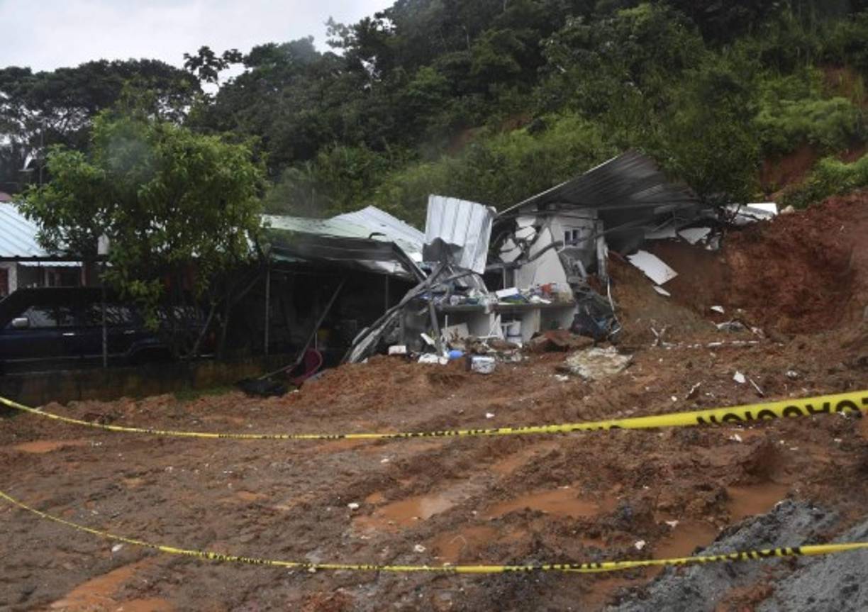 En Panamá, un deslizamiento de tierra y la caída de un árbol dejaron cuatro víctimas fatales según informó el director del Servicio Nacional de Protección Civil de Panamá (Sinaproc), José Donderis.
