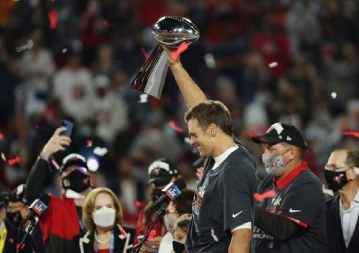 El mariscal de campo de los Buccaneers pasa poco tiempo sin comer, y los alimentos que ingiere suelen contribuir a la reducción de la inflamación muscular, con productos alcalinos como espinacas, brócoli, batatas, coles de Bruselas o incluso infusiones de diente de león.