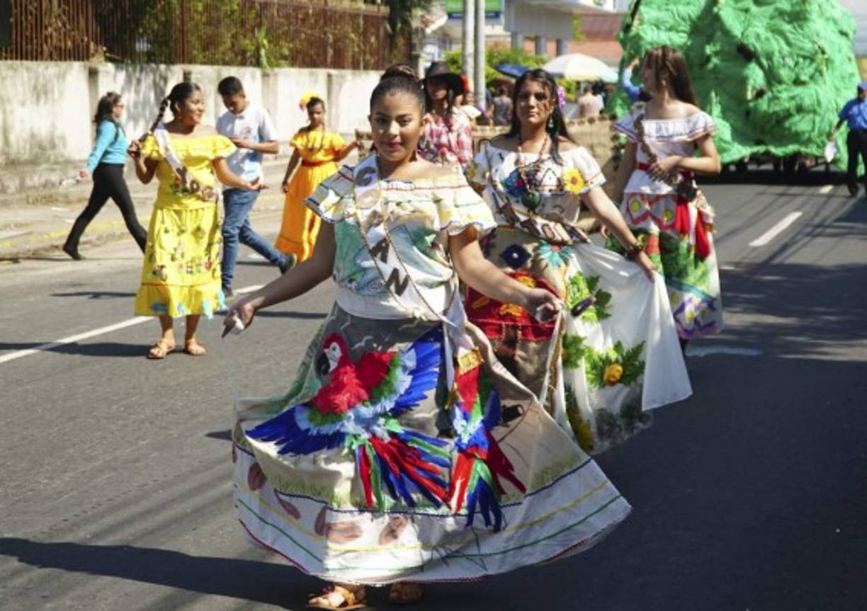 Los estudiantes exponen el folklore de Honduras mediantes diferentes presentaciones.
