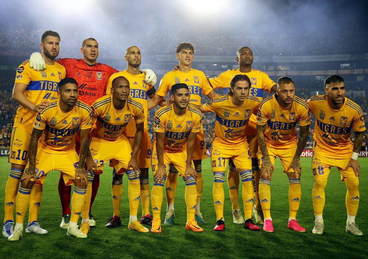 El 11 titular de los Tigres de México posando antes del inicio del partido contra el Motagua.