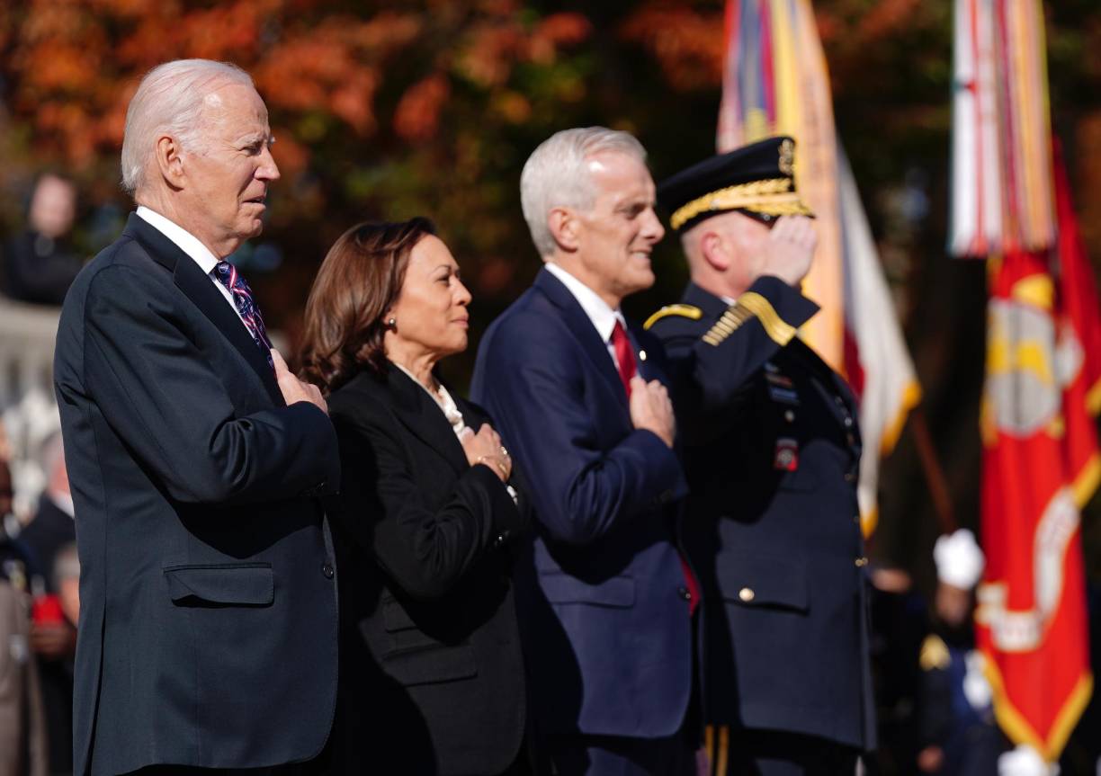 El mandatario, a su saludo a los soldados estadounidenses no logró concretar lo que hacía, retrocedió y lo volvió hacer.