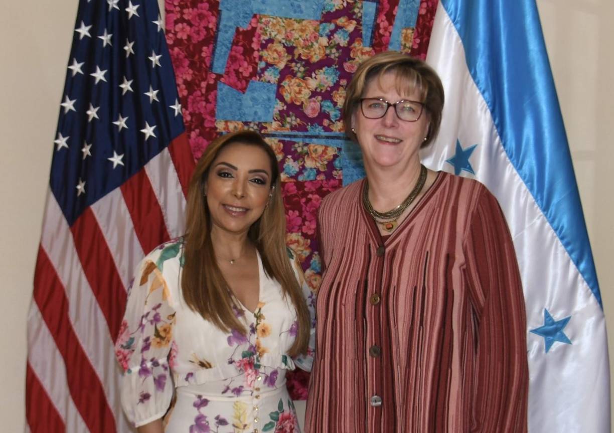 En las últimas horas, la diplomática estadounidense se reunió con Miriam Barahona, magistrada del Tribunal de Justicia Electoral (TJE). 