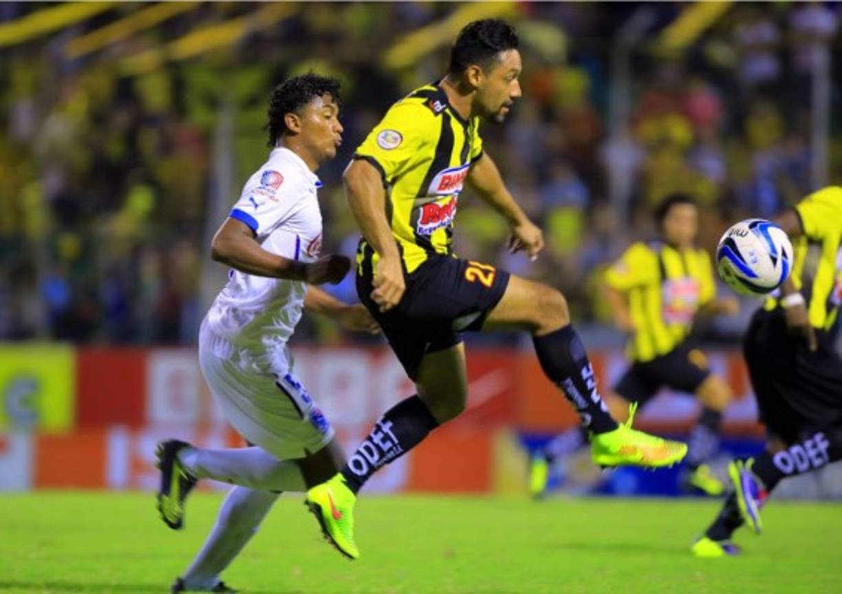 Secuencia del penal que le cometió Ever Alvarado al colombiano Juan Camilo Aguirre.