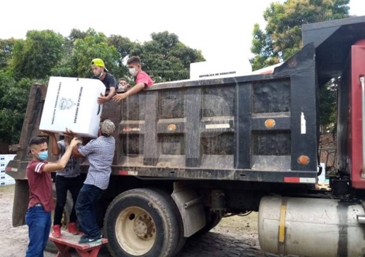 Previo a los comicios de este domingo 14 de marzo, en volquetas se las han ingeniado para trasladar las maletas electorales en Santa Bárbara y su posterior despliegue hacia los municipios.