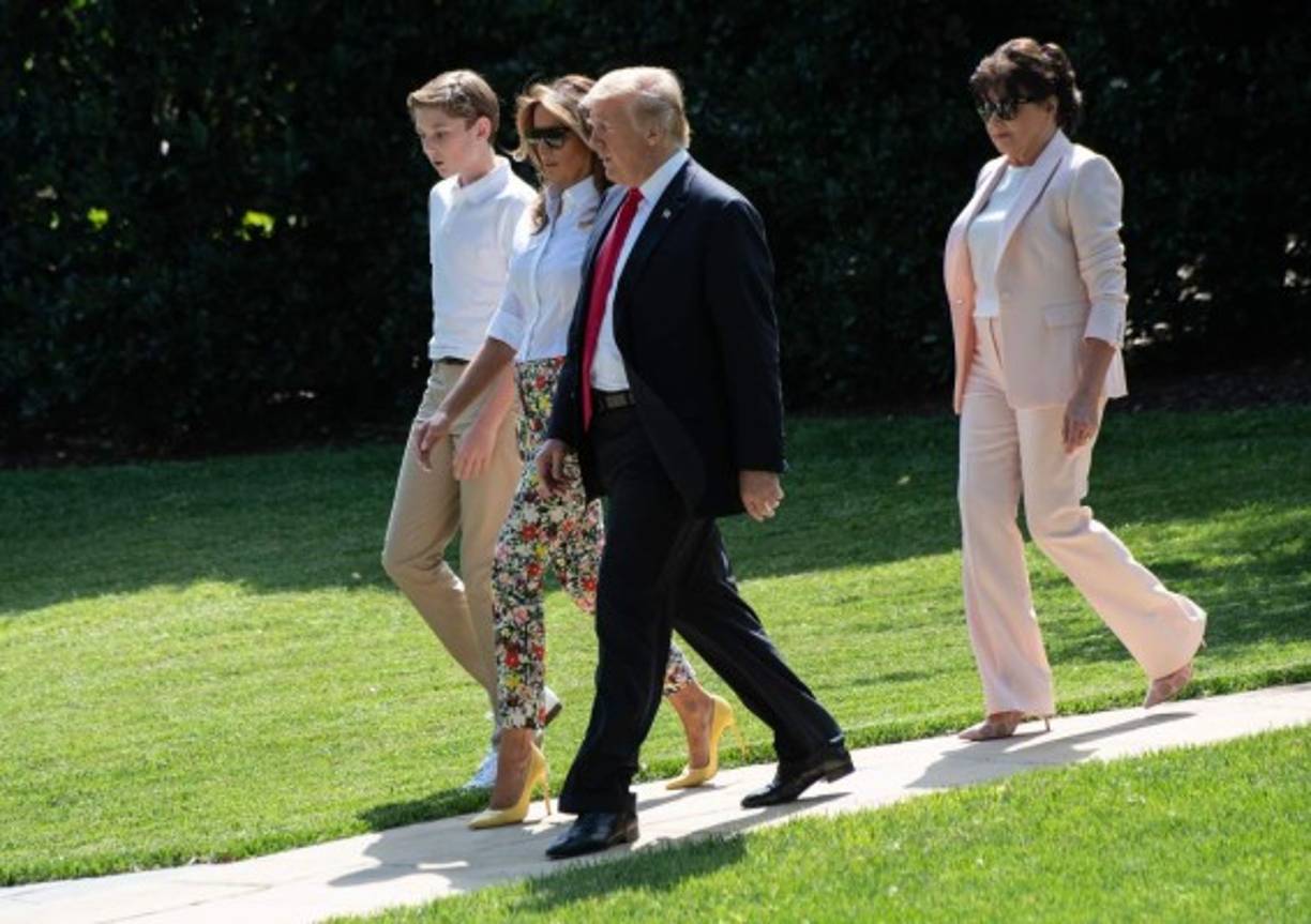 Trump, criticado por su política migratoria restrictiva, busca poner fin al proceso mediante el cual un estadounidense puede auspiciar la ciudadanía para familiares cercanos inmigrantes, conocido como 'reunificación familiar'.<br/>