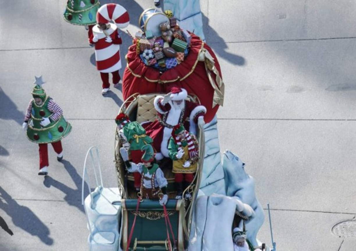 El desfile cerró con la llegada de Santa Claus, quien inauguró oficialmente la temporada navideña en Nueva York.