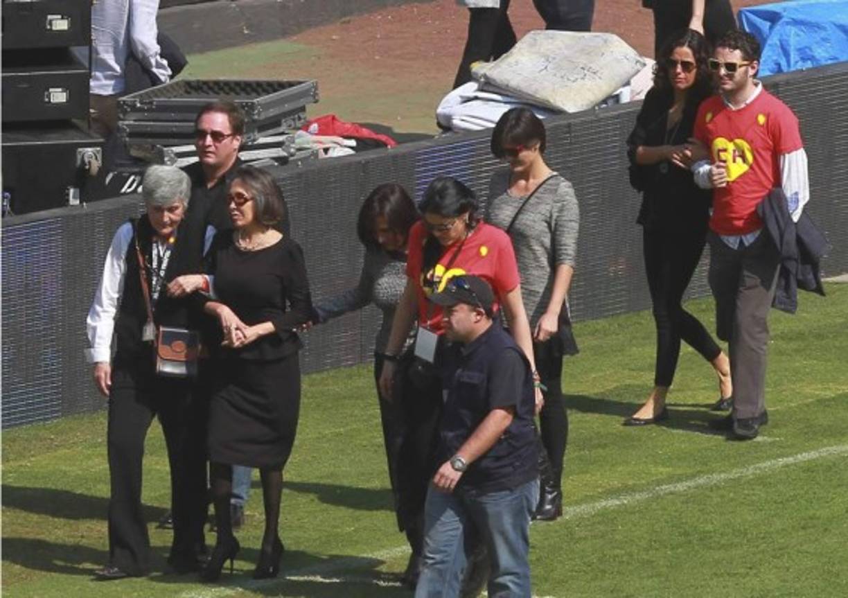 Algunos presentes rompieron en llanto, luego de que el féretro de Roberto Gómez Bolaños, Chespirito, finalmente fue colocado al centro del escenario que se moflorntó en el Estadio Azteca.<br/>