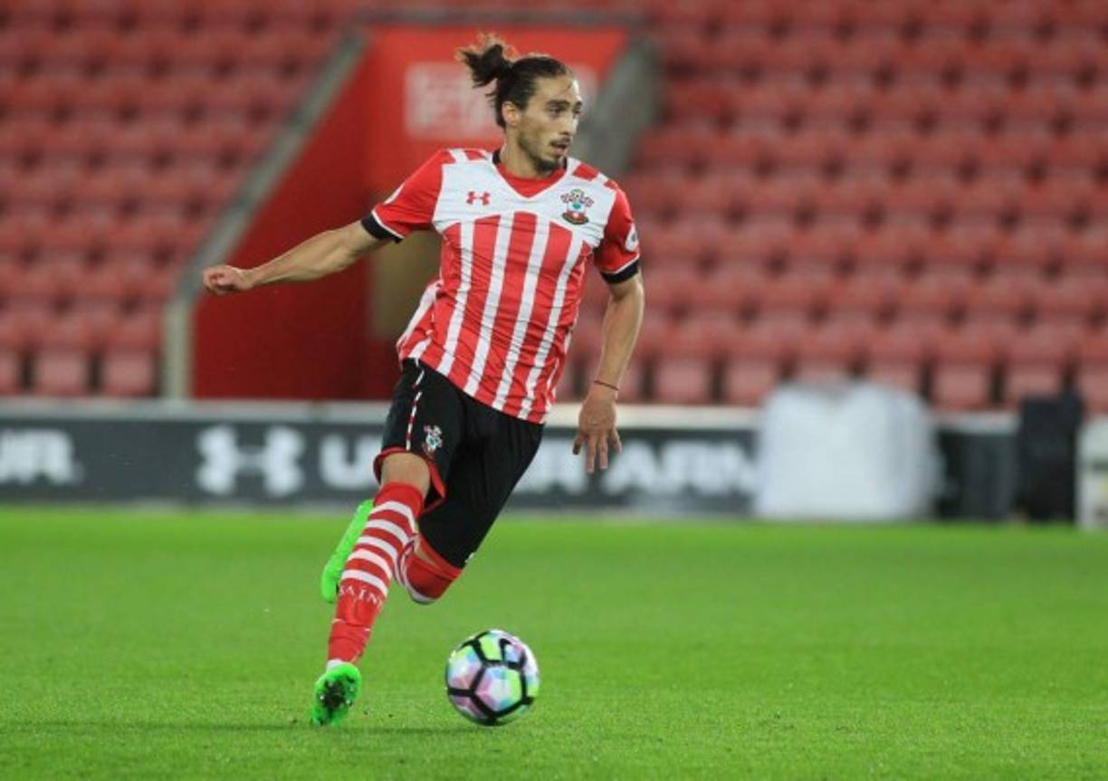 El uruguayo de 30 años, Martín Cáceres, que tubo una mal temporada en el Southampton, donde solo disputo un partido, esta buscando equipo, y según el 'Mercury', el Leicester City podría estar interesado en contratar al ex Sevilla, Barcelona, Juventus, entre otros.