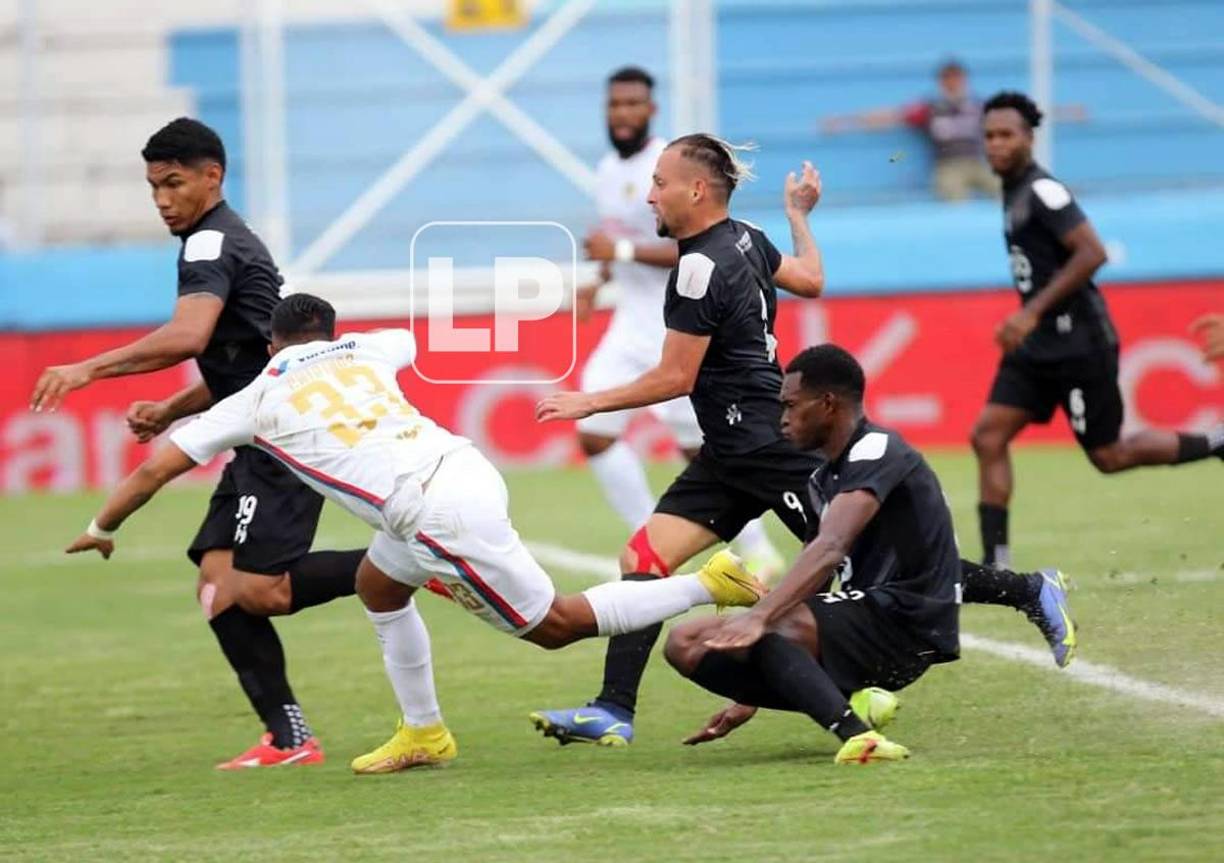 El momento en el que Ángel Barrios le comete penal a Michaell Chirinos.