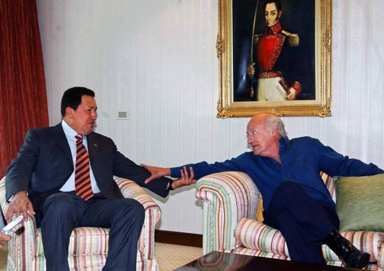 El reconocido escritor uruguayo en uno de sus encuentros con el fallecido presidente venezolano, Hugo Chávez.