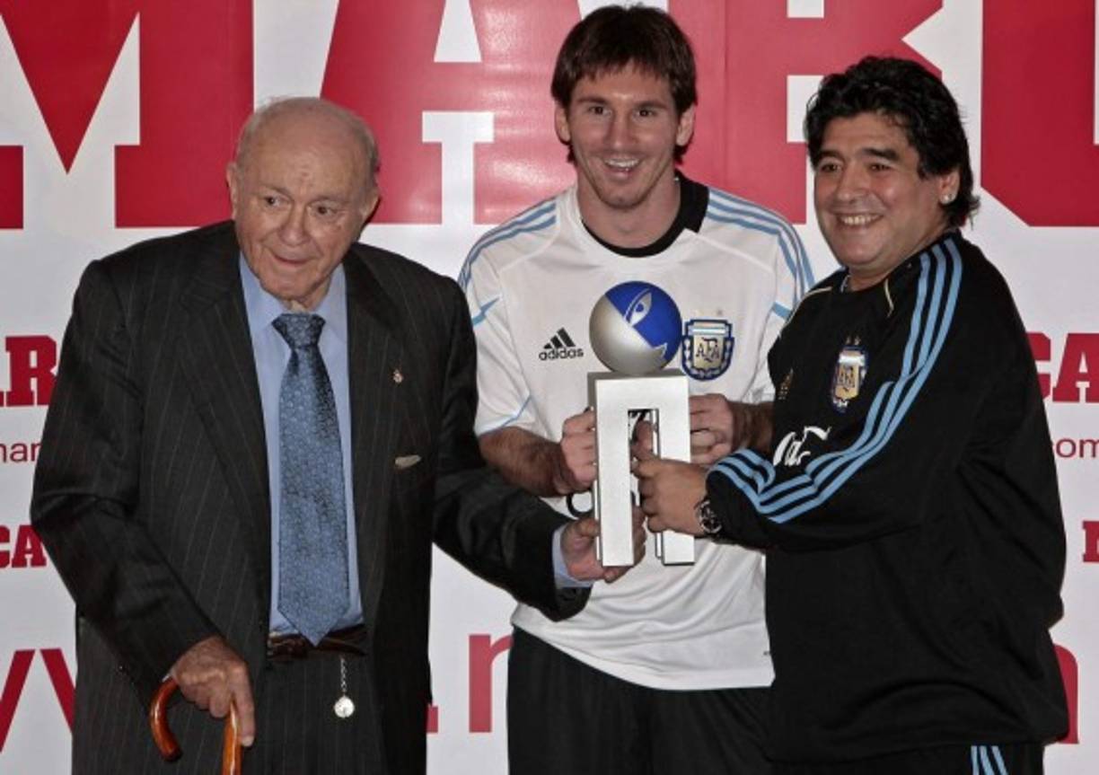 En abril de 2011, Alfredo di Stéfano, el mayor mito de la historia del Real Madrid y entonces su Presidente de Honor, escribió esto en su artículo semanal ‘Cortita y al pie’, publicado por ‘Marca’: “Messi es el mejor del mundo, su fútbol es espectacular, además es un ejemplo de profesionalidad, no tiene rival”. Por aquel entonces, Cristiano ya llevaba dos años en el Real Madrid. En noviembre de 2013, en pleno sprint por el Balón de Oro, Di Stéfano varió su opinión en una entrevista con Mónica Marchante para Canal +, pero la justificó así: “Messi es un gran jugador, pero no llega a la atura de Cristiano Ronaldo. Así que mi voto por el Balón de Oro sería para Cristiano... Siempre hay que barrer para casa, aunque no haya que decirlo”.