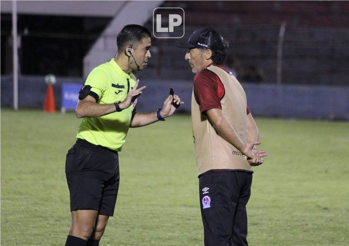 Pedro Troglio reclamó al árbitro Luis Mejía, quien le pidió calma al entrenador del Olimpia.